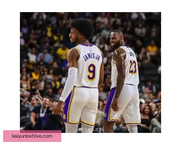 NBA历史首次父子连线 詹姆斯传球布朗尼外线三分命中
