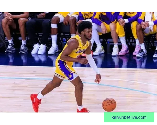 NBA历史首次父子连线 詹姆斯传球布朗尼外线三分命中